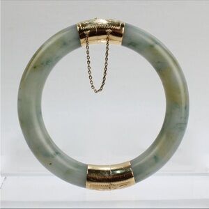 LAST DROP❤️❤️Vintage authentic 1940’s Jade & 14 Karat Gold Hinged Chinese Bangle